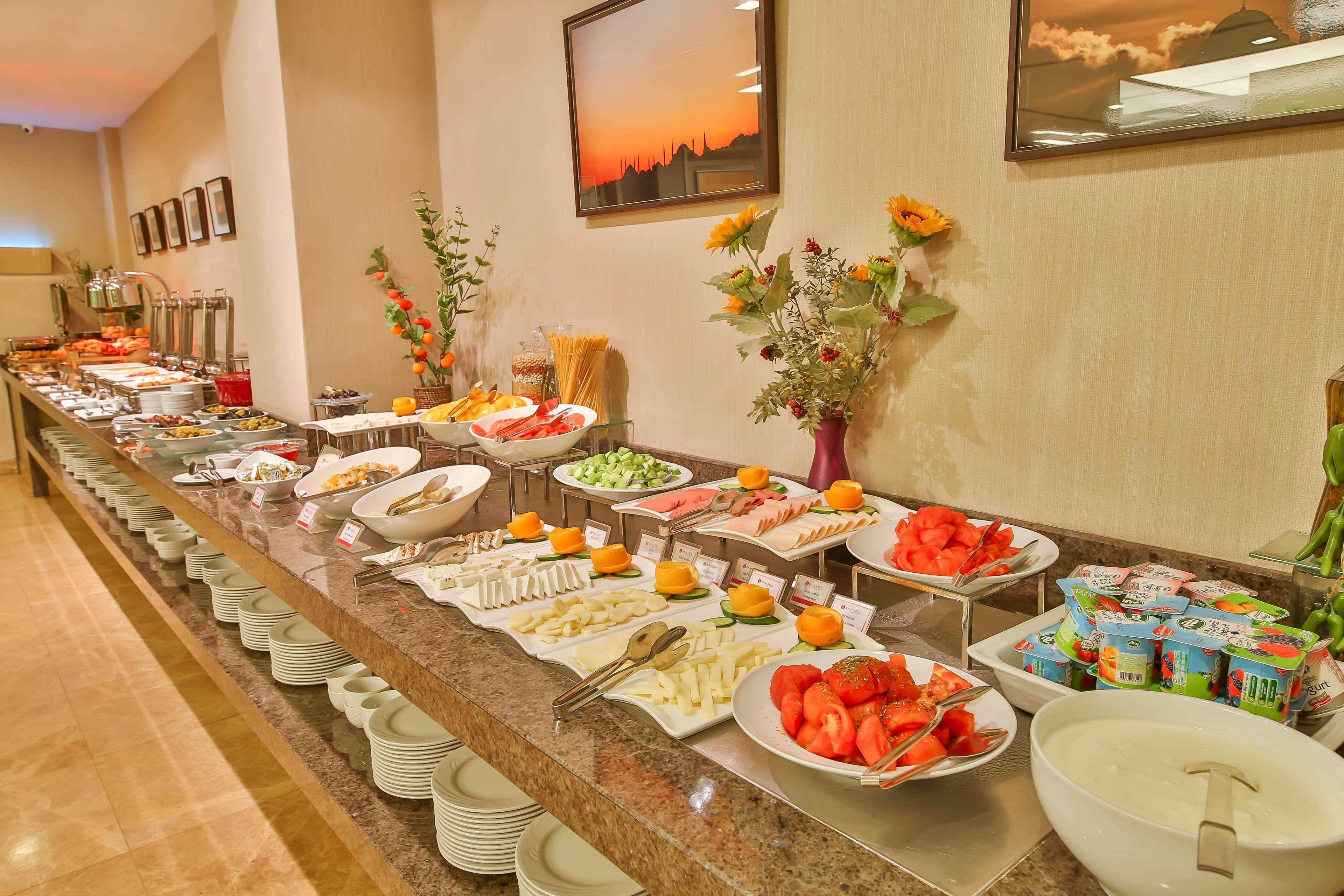 Hotel Ramada By Wyndham Istanbul Taksim Esterno foto