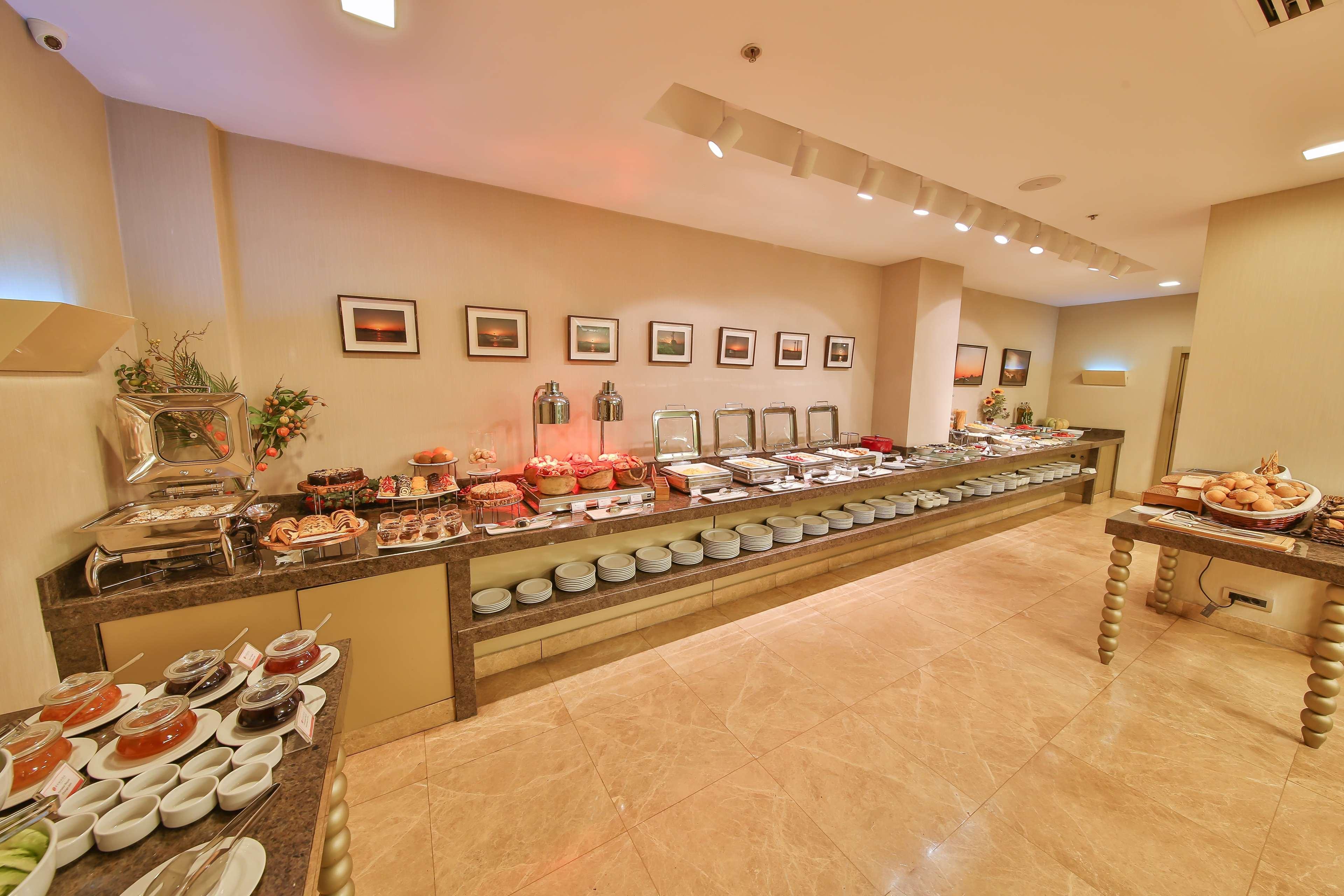 Hotel Ramada By Wyndham Istanbul Taksim Esterno foto