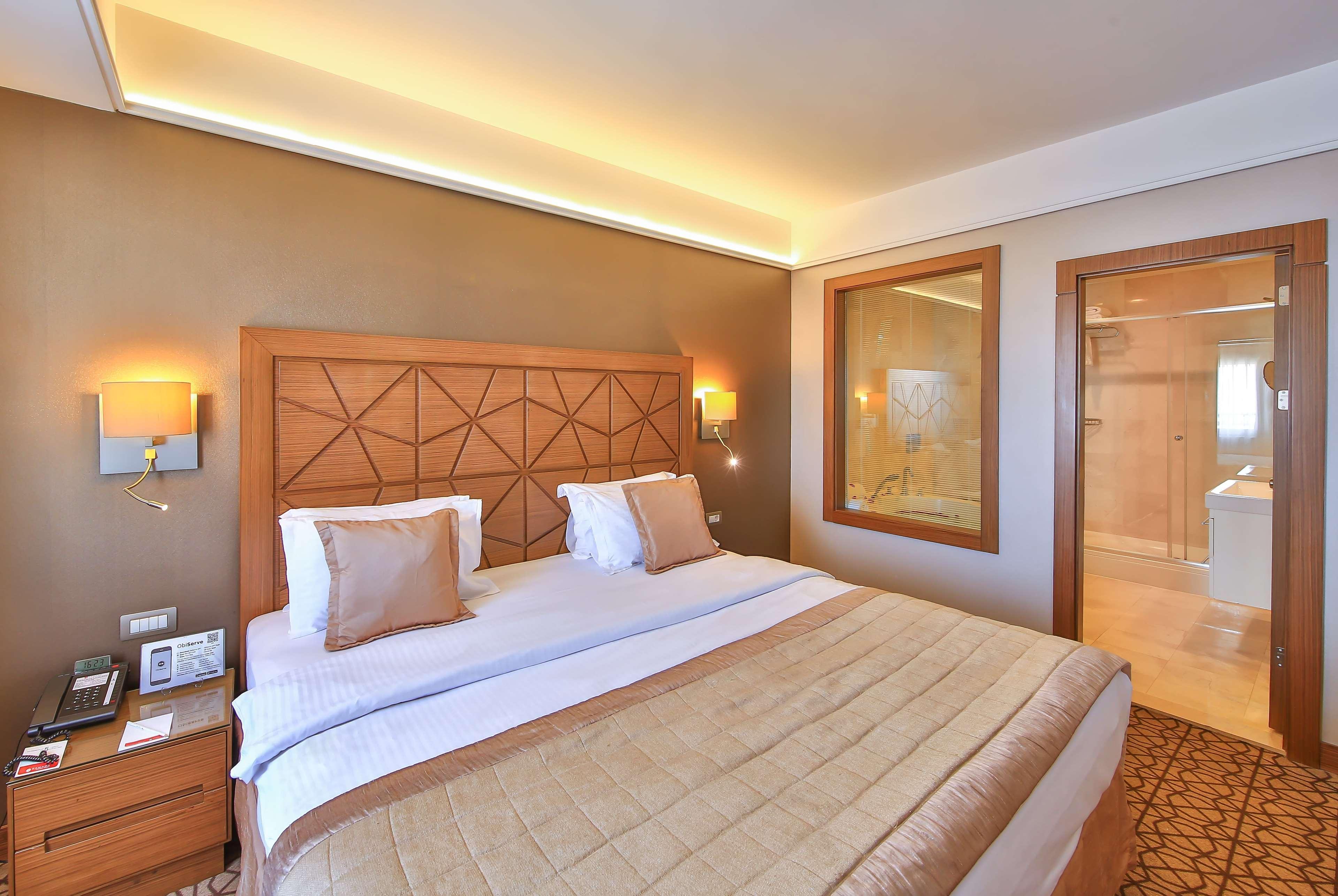 Hotel Ramada By Wyndham Istanbul Taksim Esterno foto