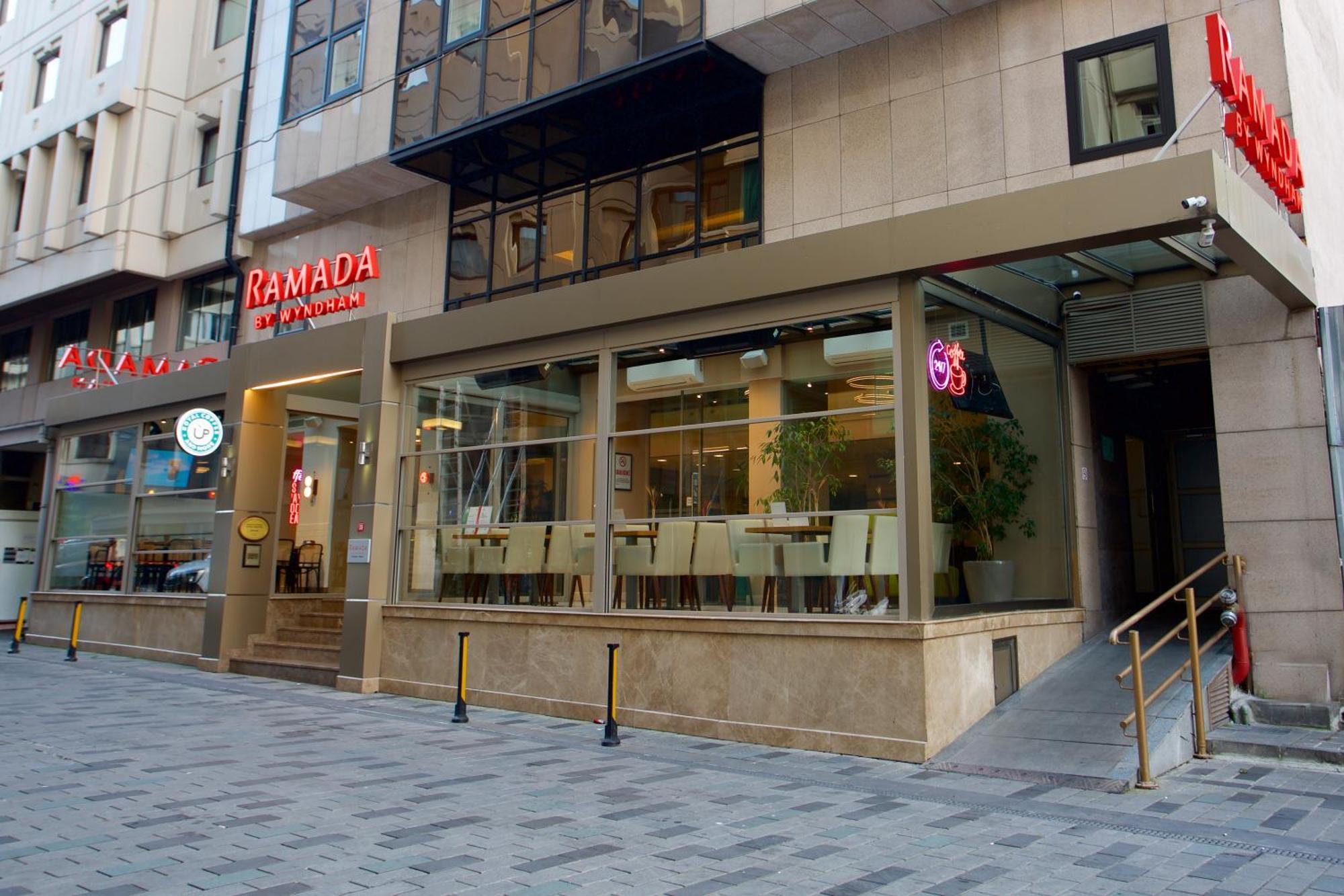 Hotel Ramada By Wyndham Istanbul Taksim Esterno foto