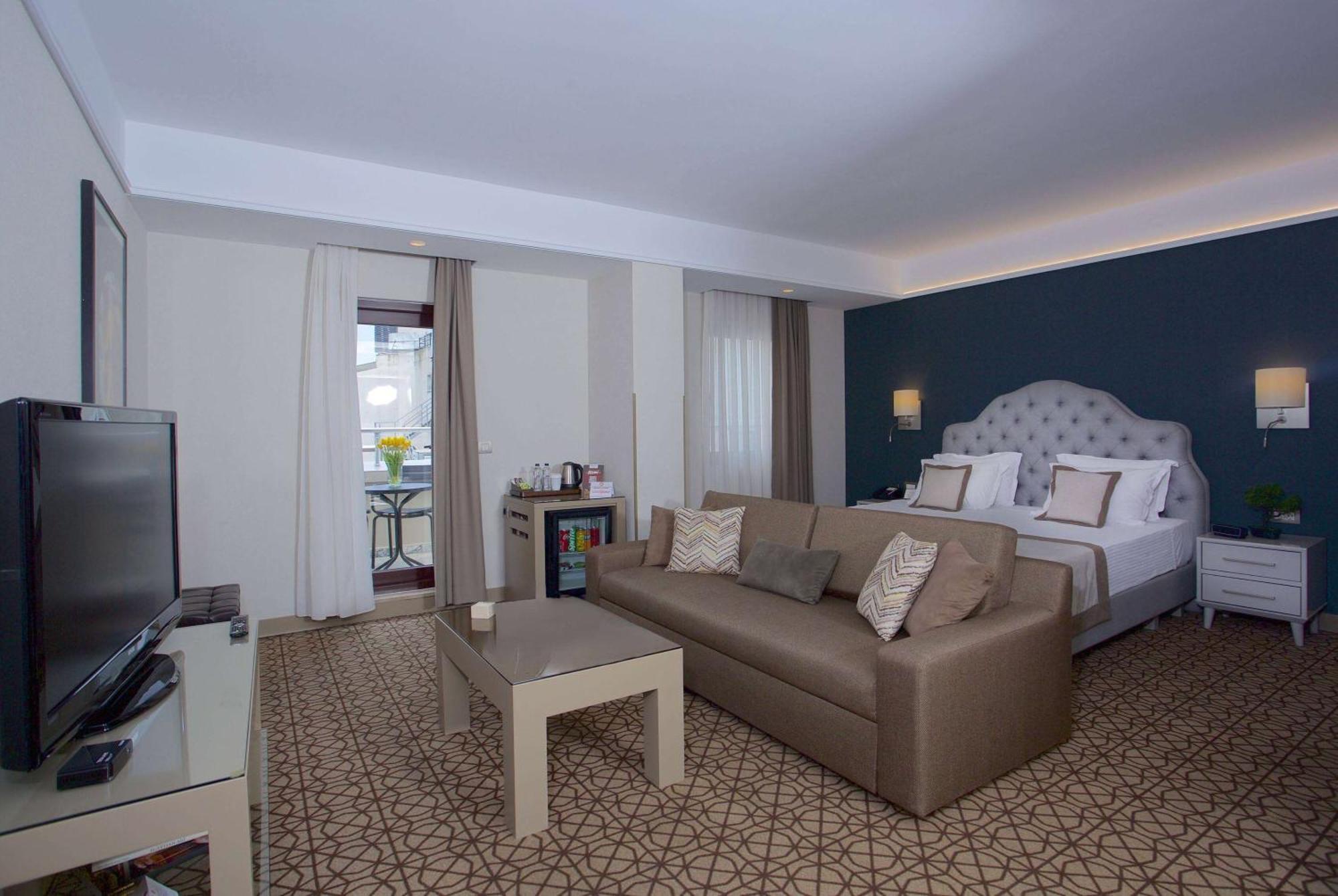 Hotel Ramada By Wyndham Istanbul Taksim Esterno foto