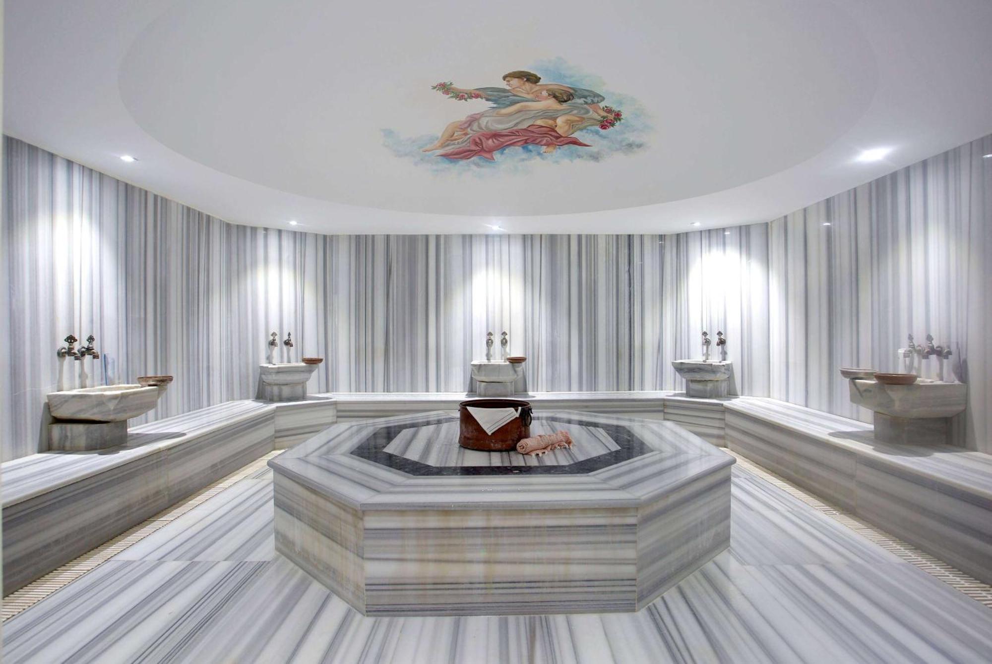 Hotel Ramada By Wyndham Istanbul Taksim Esterno foto