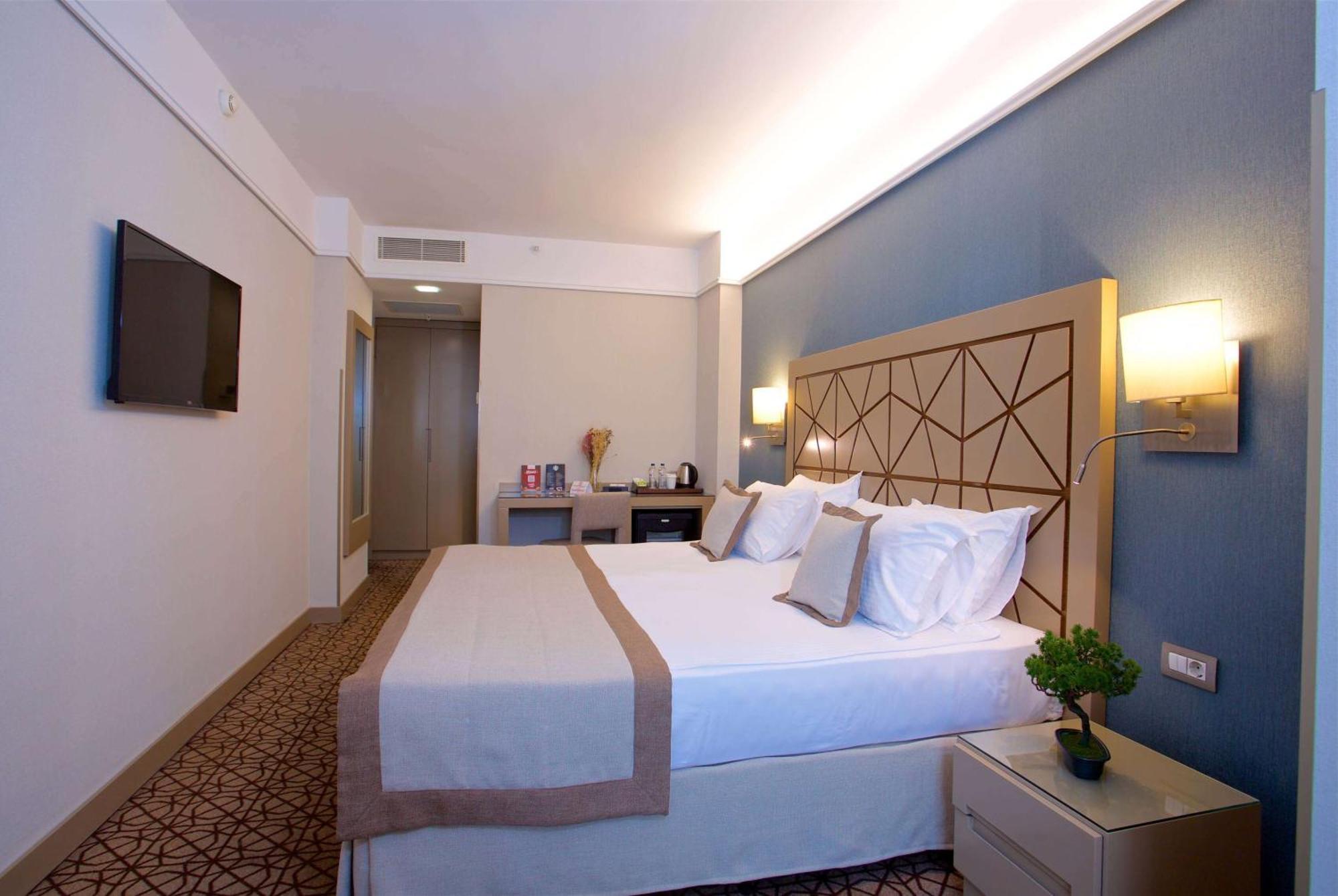Hotel Ramada By Wyndham Istanbul Taksim Esterno foto
