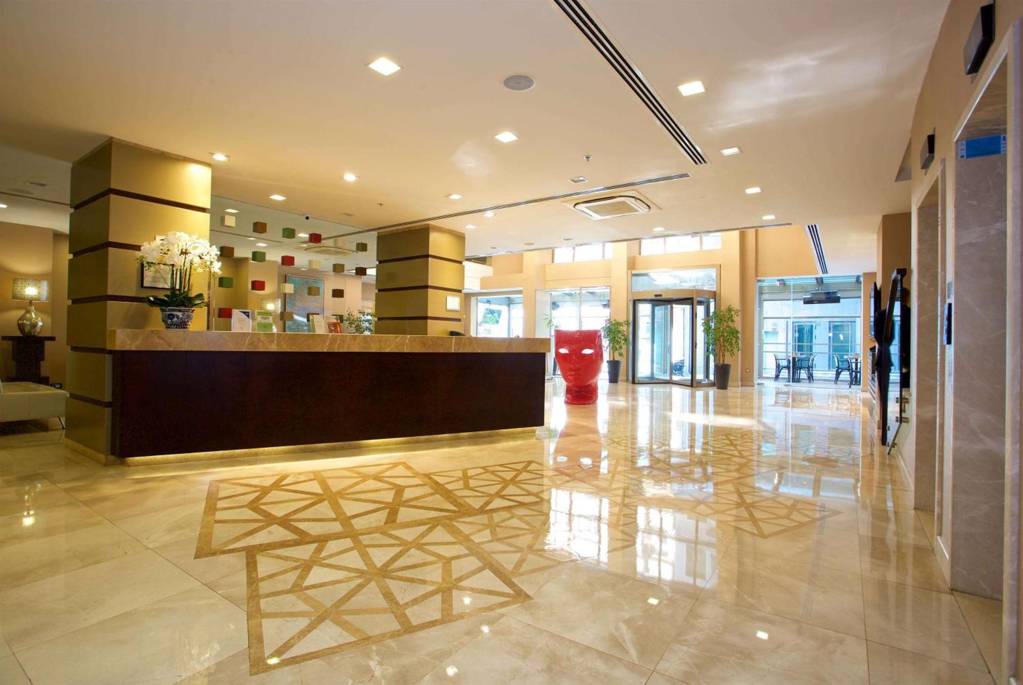 Hotel Ramada By Wyndham Istanbul Taksim Esterno foto