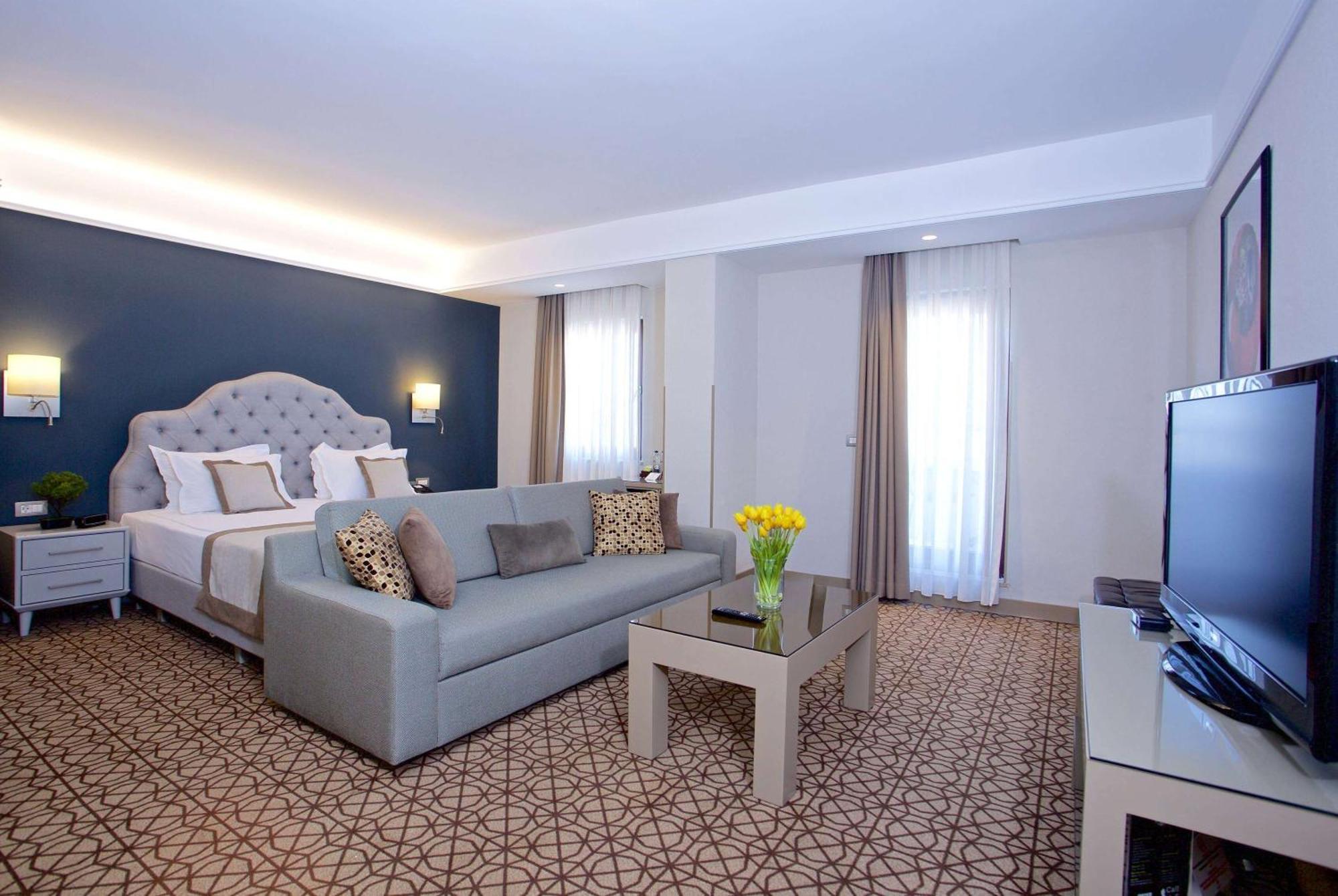Hotel Ramada By Wyndham Istanbul Taksim Esterno foto