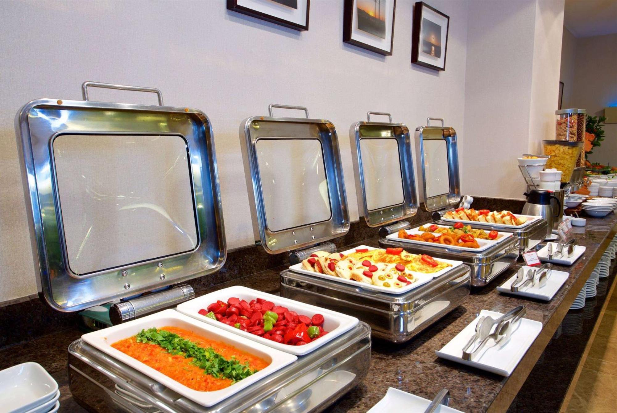 Hotel Ramada By Wyndham Istanbul Taksim Esterno foto