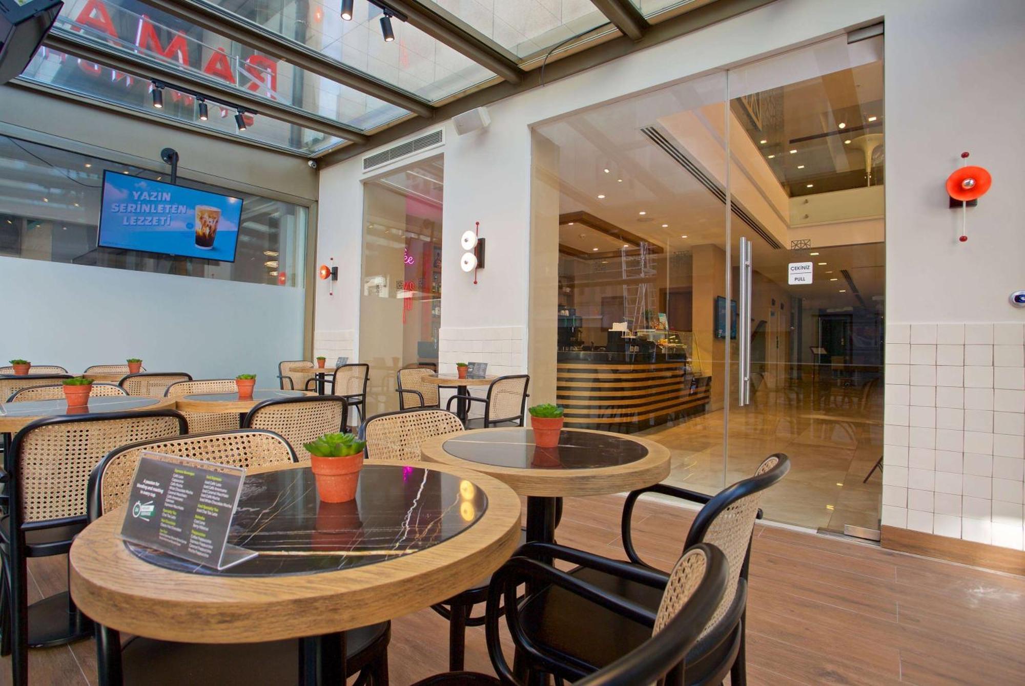Hotel Ramada By Wyndham Istanbul Taksim Esterno foto