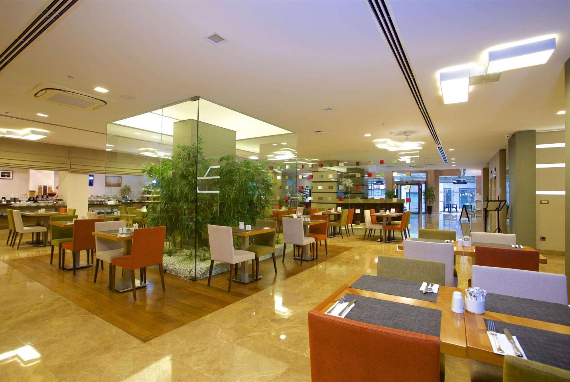 Hotel Ramada By Wyndham Istanbul Taksim Esterno foto