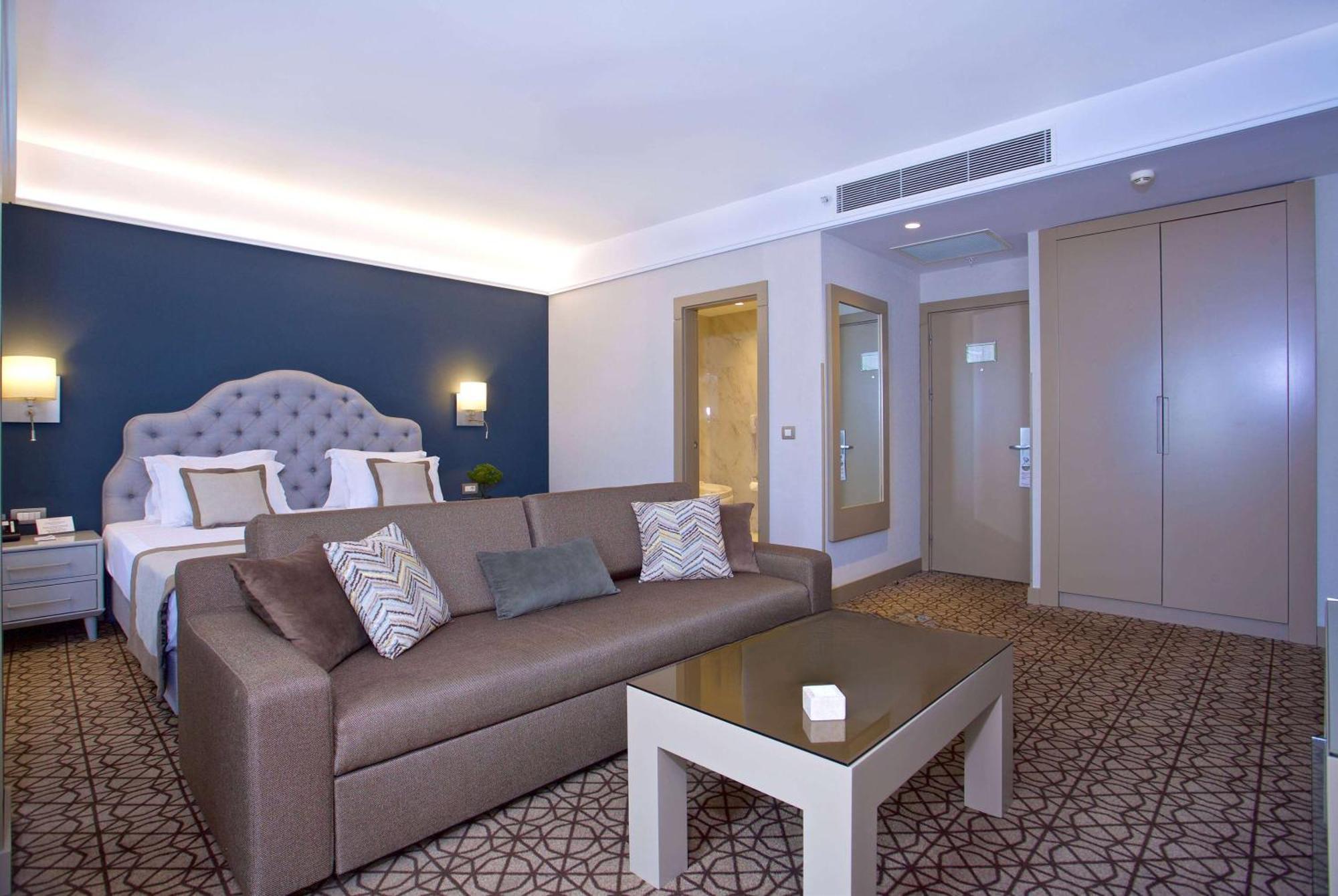 Hotel Ramada By Wyndham Istanbul Taksim Esterno foto