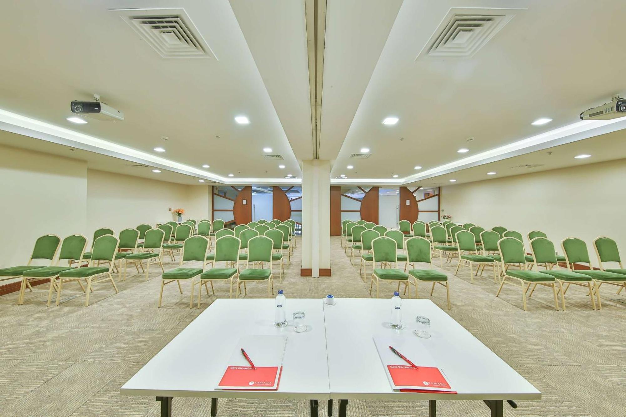 Hotel Ramada By Wyndham Istanbul Taksim Esterno foto