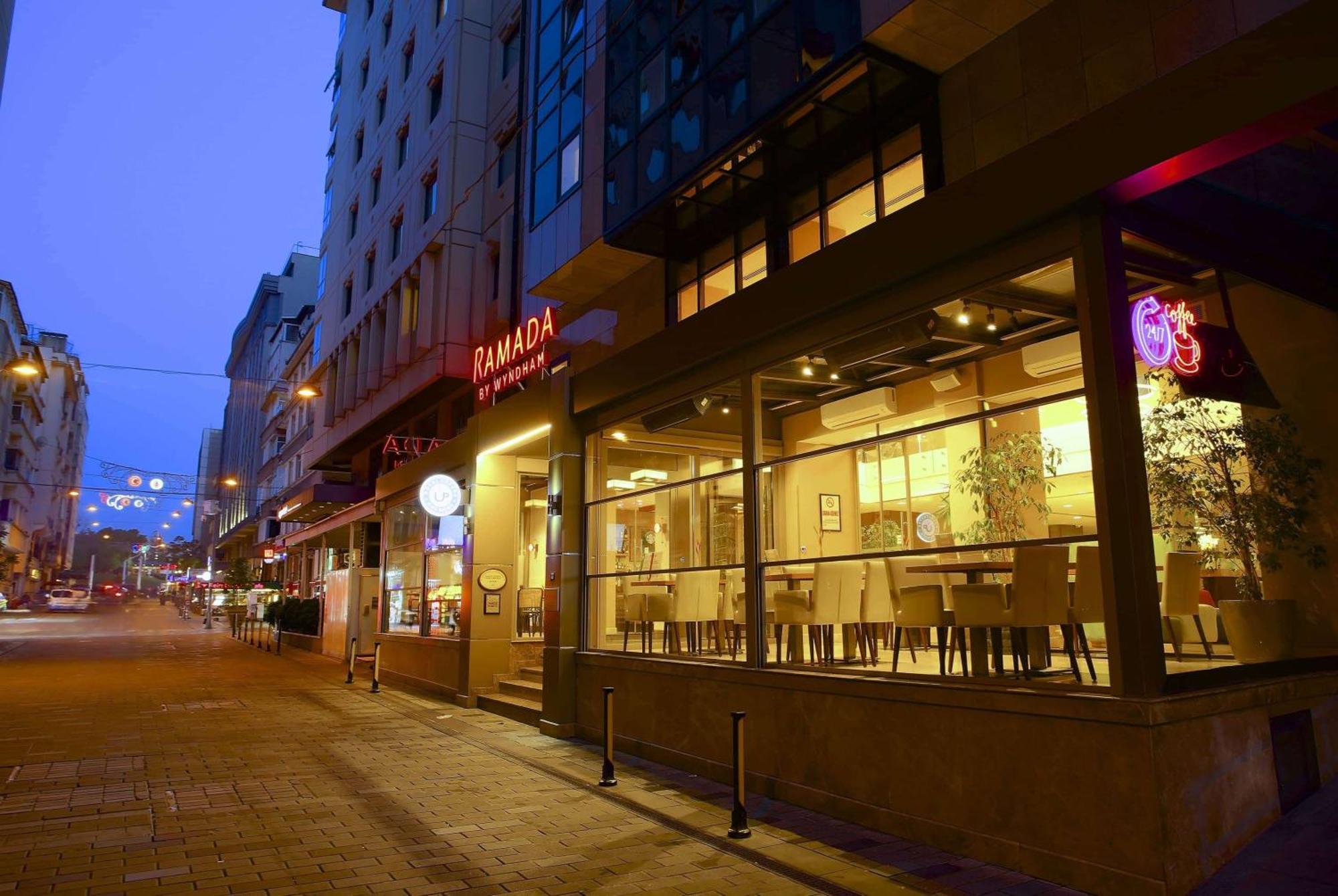 Hotel Ramada By Wyndham Istanbul Taksim Esterno foto