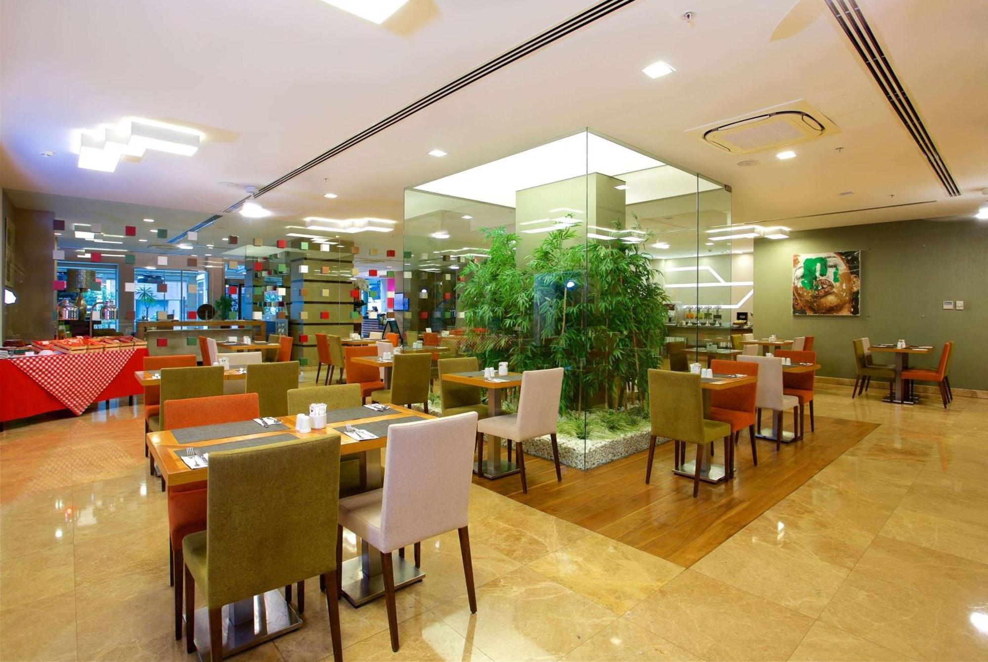 Hotel Ramada By Wyndham Istanbul Taksim Esterno foto
